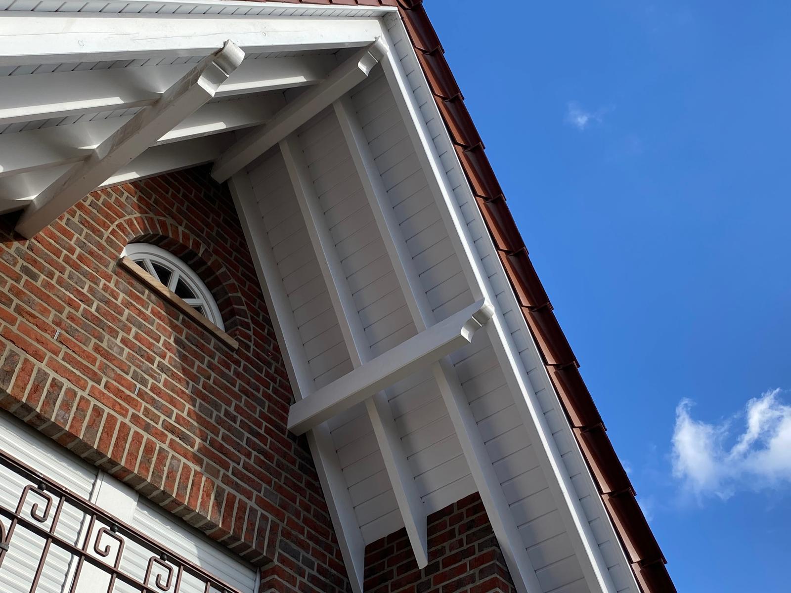 Sauberer Dach&uuml;berstand an einem Geb&auml;ude in Wielen.